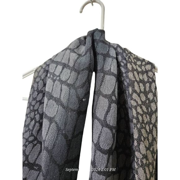 Gray and black scarf - Picture 5 of 8